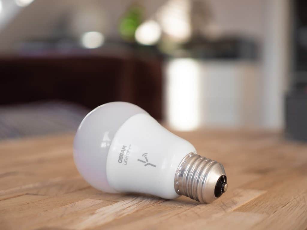 smart light bulb to turn off all the lights