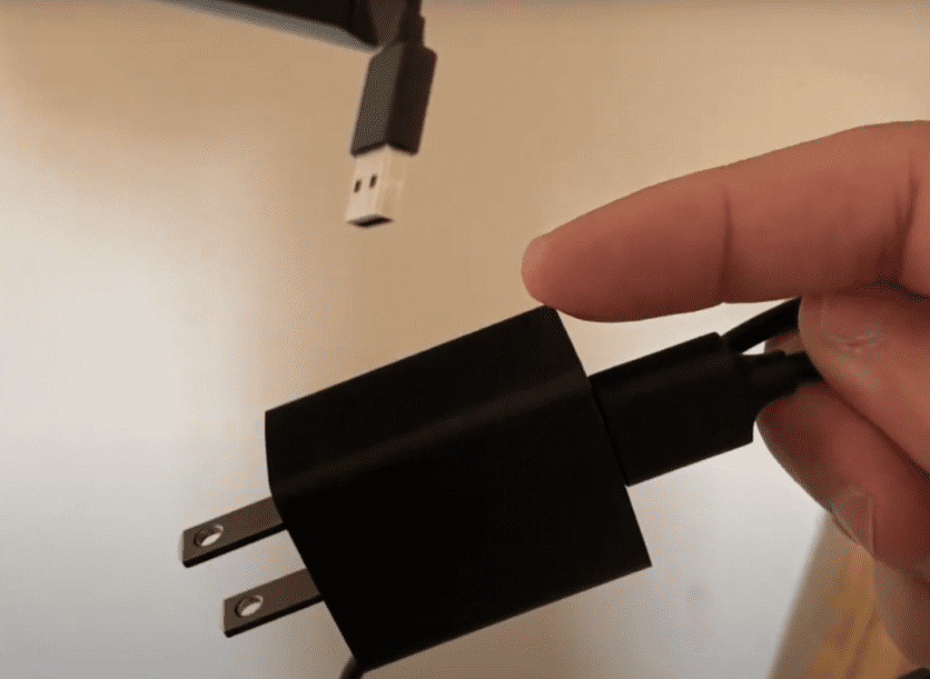 Use the Roku power cord : adapter